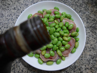 <a href=/shicai/shucai/MaoDou/index.html target=_blank><u>毛豆</u></a>蒸腊<a href=/shicai/rouqin/JiTui/index.html target=_blank><u>鸡腿</u></a>