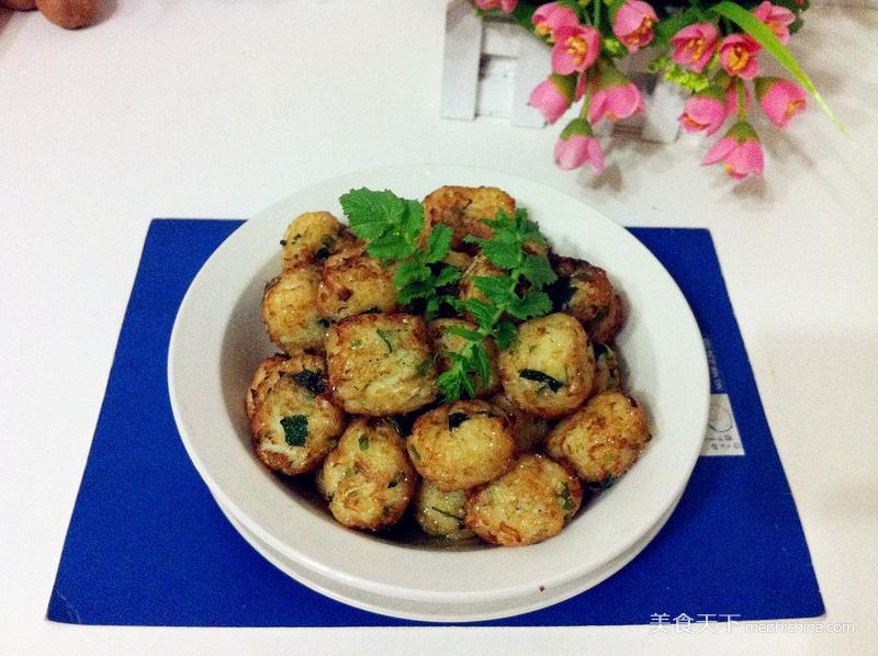 炸<a href=/shicai/shucai/BaiLuoBo/index.html target=_blank><u>白<a href=/shicai/shucai/LuoBo/index.html target=_blank><u>萝卜</u></a></u></a>丸子