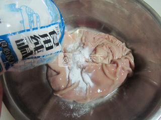 肚片<a href=/shicai/shucai/MuEr/index.html target=_blank><u>木耳</u></a><a href=/shicai/guopin/HuaSheng/index.html target=_blank><u>花生</u></a>汤