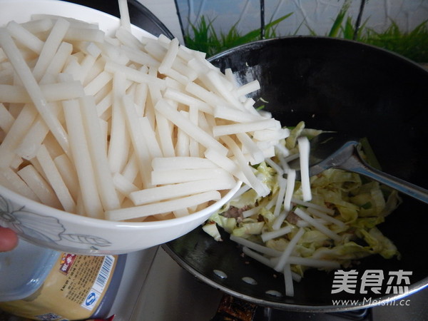 蛋皮<a href=/shicai/rouqin/HuoTui/index.html target=_blank><u>火腿</u></a>炒<a href=/shicai/mimian/NianGao/index.html target=_blank><u>年糕</u></a>的做法