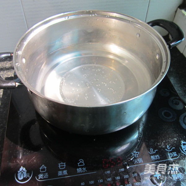 酒糟<a href=/shicai/guopin/GuiYuan/index.html target=_blank><u>桂圆</u></a>煮汤圆的做法