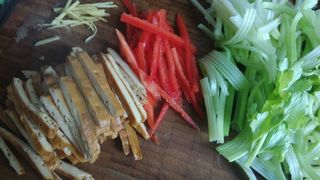 香芹红椒<a href=/shicai/mimian/DouGan/index.html target=_blank><u>豆干</u></a>