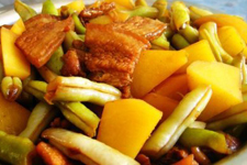 <a href=/shicai/rouqin/WuHuaRou/index.html target=_blank><u>五花肉</u></a>炖<a href=/shicai/shucai/TuDou/index.html target=_blank><u>土豆</u></a>的做法