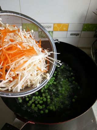 蒜香<a href=/shicai/mimian/QingDou/index.html target=_blank><u>青豆</u></a>拌金针菇