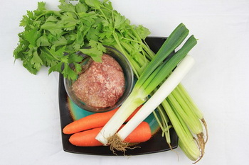 <a href=/shicai/rouqin/YangRou/index.html target=_blank><u>羊肉</u></a>煎饺步骤1