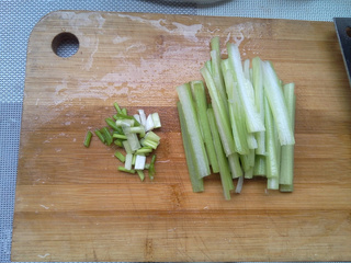 <a href=/shicai/shucai/XiQin/index.html target=_blank><u>西芹</u></a><a href=/shicai/shucai/PingGu/index.html target=_blank><u>平菇</u></a>炒蛋