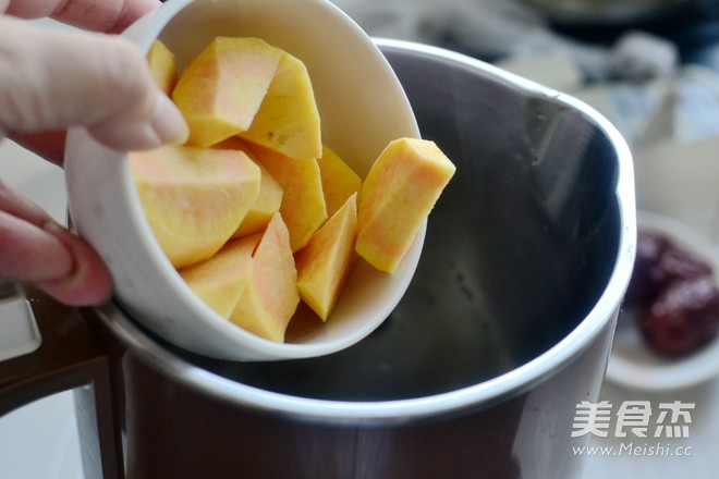 红<a href=/shicai/guopin/Zao/index.html target=_blank><u>枣</u></a><a href=/shicai/shucai/DiGua/index.html target=_blank><u>地瓜</u></a><a href=/shicai/mimian/GengMi/index.html target=_blank><u>粳米</u></a>粥的做法