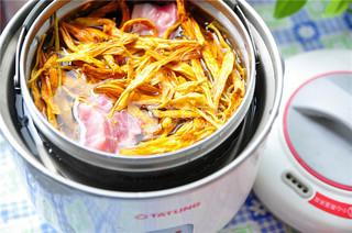 金针<a href=/shicai/rouqin/PaiGu/index.html target=_blank><u>排骨</u></a>汤