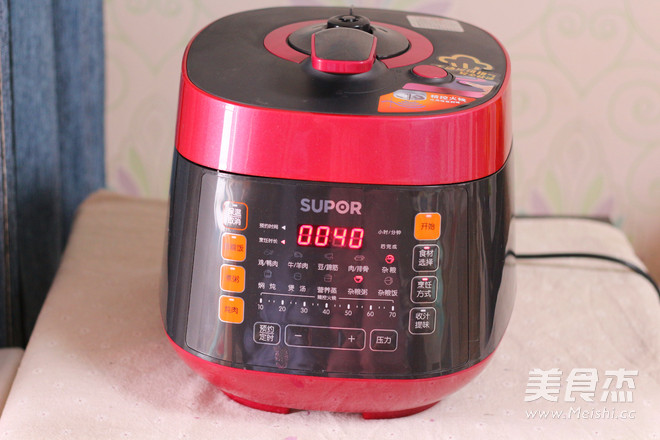 #苏泊尔#<a href=/shicai/mimian/HongDou/index.html target=_blank><u>红豆</u></a><a href=/shicai/mimian/YiMi/index.html target=_blank><u>薏米</u></a>粥的做法