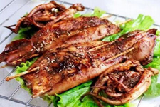 烤<a href=/shicai/shuichanpin/YouYu/index.html target=_blank><u>鱿鱼</u></a>,烤<a href=/shicai/shuichanpin/YouYu/index.html target=_blank><u>鱿鱼</u></a>的做法