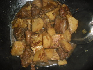 <a href=/shicai/rouqin/YaTui/index.html target=_blank><u>鸭腿</u></a>烧<a href=/shicai/shucai/ChunSun/index.html target=_blank><u>春笋</u></a>