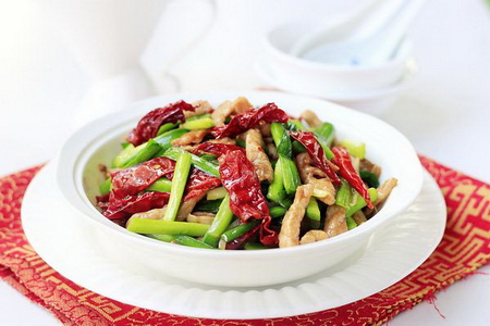 <a href=/shicai/shucai/JiuCai/index.html target=_blank><u>韭菜</u></a>辣皮子炒肉步骤