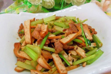 <a href=/shicai/shucai/QinCai/index.html target=_blank><u>芹菜</u></a><a href=/shicai/mimian/XiangGan/index.html target=_blank><u>香干</u></a>炒肉的做法