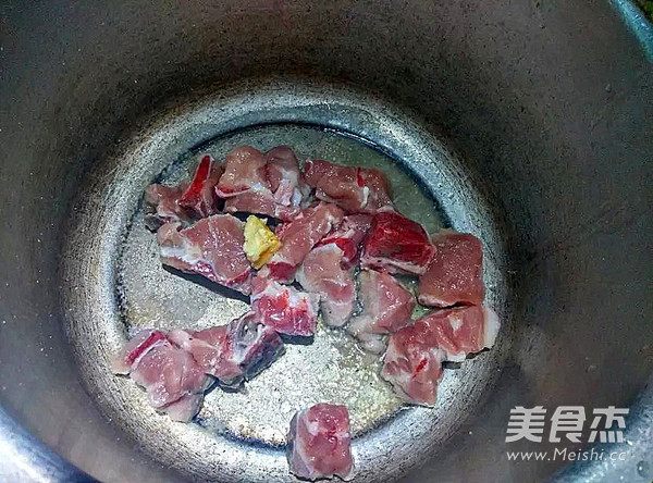 <a href=/shicai/rouqin/PaiGu/index.html target=_blank><u>排骨</u></a>红<a href=/shicai/guopin/Zao/index.html target=_blank><u>枣</u></a><a href=/shicai/shucai/LuoBo/index.html target=_blank><u>萝卜</u></a>汤的做法