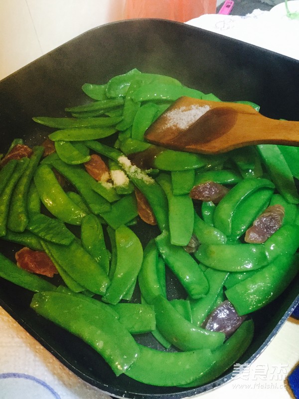 腊肠炒兰豆的做法