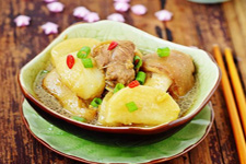 <a href=/shicai/shucai/LuoBo/index.html target=_blank><u>萝卜</u></a><a href=/shicai/rouqin/YangRou/index.html target=_blank><u>羊肉</u></a>汤的做法