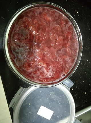 自制<a href=/shicai/guopin/CaoMei/index.html target=_blank><u>草莓</u></a>酱