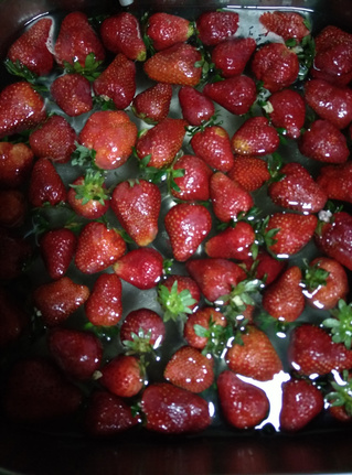 自制<a href=/shicai/guopin/CaoMei/index.html target=_blank><u>草莓</u></a>酱