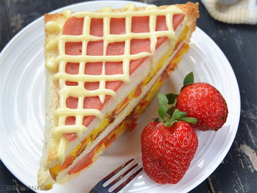 <a href=/shicai/rouqin/HuoTui/index.html target=_blank><u>火腿</u></a>番茄蛋三明治的DIY做法