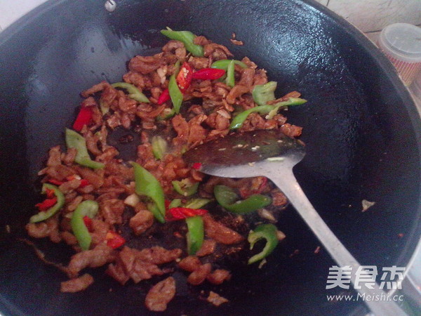 <a href=/shicai/shucai/LuoBo/index.html target=_blank><u>萝卜</u></a>干炒肉的做法