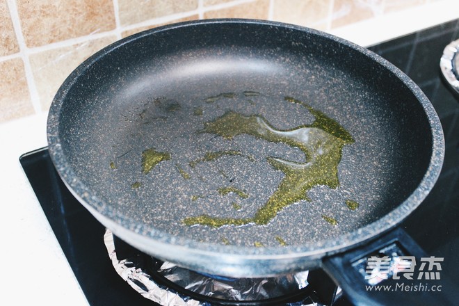 韩式<a href=/shicai/mimian/YouDouPi/index.html target=_blank><u>油<a href=/shicai/mimian/DouPi/index.html target=_blank><u>豆皮</u></a></u></a>包饭的做法