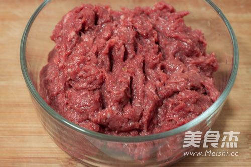 <a href=/shicai/rouqin/NiuRou/index.html target=_blank><u>牛肉</u></a>馅饼的做法