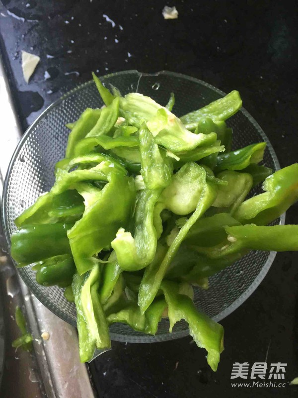 <a href=/shicai/shucai/LaJiao/index.html target=_blank><u>辣椒</u></a>炒<a href=/shicai/rouqin/WuHuaRou/index.html target=_blank><u>五花肉</u></a>的做法