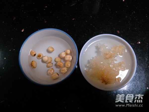 <a href=/shicai/shucai/YinEr/index.html target=_blank><u>银耳</u></a><a href=/shicai/guopin/LianZi/index.html target=_blank><u>莲子</u></a>双米粥的做法