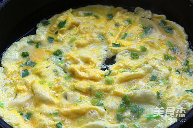 <a href=/shicai/rouqin/JiDan/index.html target=_blank><u>鸡蛋</u></a>炒腊肠的做法