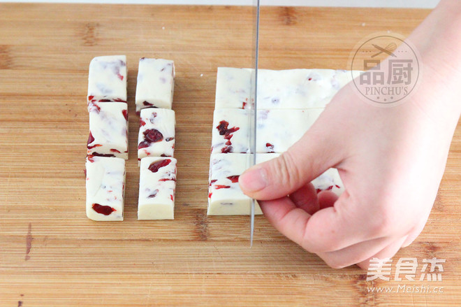 <a href=/shicai/guopin/ManYueMei/index.html target=_blank><u>蔓越莓</u></a>牛轧糖的做法