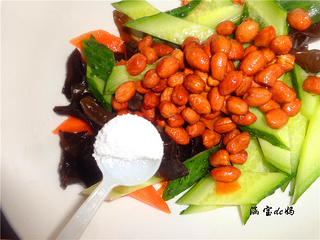 老<a href=/shicai/diaoweipin/Cu/index.html target=_blank><u>醋</u></a><a href=/shicai/guopin/HuaSheng/index.html target=_blank><u>花生</u></a>拌<a href=/shicai/shucai/MuEr/index.html target=_blank><u>木耳</u></a>