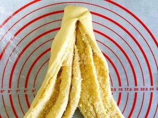 椰蓉辫子<a href=/shicai/mimian/MianBao/index.html target=_blank><u>面包</u></a>