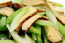 <a href=/shicai/mimian/XiangGan/index.html target=_blank><u>香干</u></a>炒<a href=/shicai/shucai/QinCai/index.html target=_blank><u>芹菜</u></a>怎么做好吃又简单