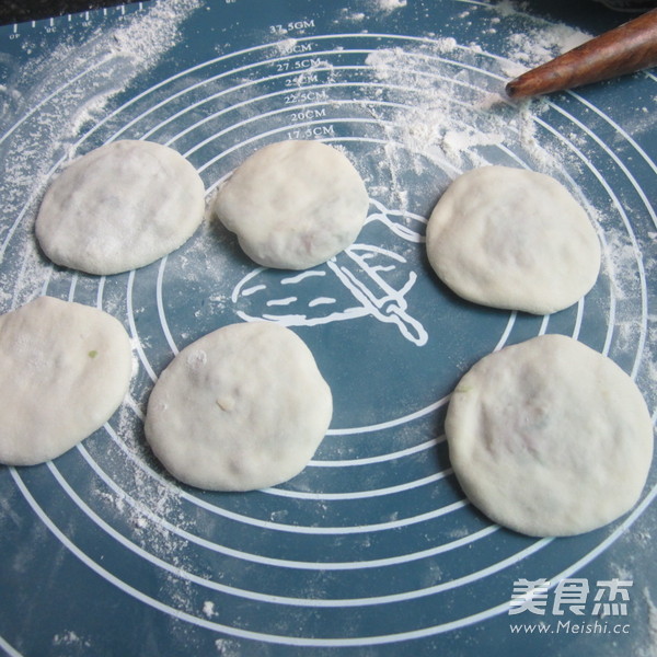 <a href=/shicai/shucai/MuEr/index.html target=_blank><u>木耳</u></a><a href=/shicai/rouqin/ZhuRou/index.html target=_blank><u>猪肉</u></a>煎饼的做法