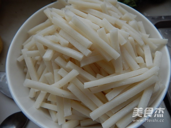 蛋皮<a href=/shicai/rouqin/HuoTui/index.html target=_blank><u>火腿</u></a>炒<a href=/shicai/mimian/NianGao/index.html target=_blank><u>年糕</u></a>的做法