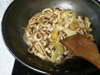 <a href=/shicai/shucai/JiaoBai/index.html target=_blank><u>茭白</u></a>炒小<a href=/shicai/shuichanpin/ZhangYu/index.html target=_blank><u>章鱼</u></a>