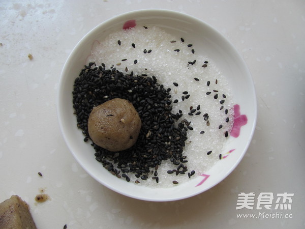 咖啡<a href=/shicai/guopin/HeiZhiMa/index.html target=_blank><u>黑<a href=/shicai/guopin/ZhiMa/index.html target=_blank><u>芝麻</u></a></u></a>酥球的做法