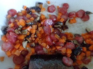 <a href=/shicai/shucai/XiangGu/index.html target=_blank><u>香菇</u></a>腊肠煲仔饭