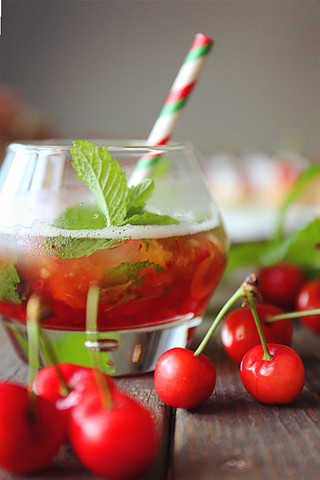 樱<a href=/shicai/guopin/Tao/index.html target=_blank><u>桃</u></a>鸡尾酒