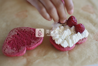 <a href=/shicai/guopin/Tao/index.html target=_blank><u>桃</u></a>心香草马卡龙