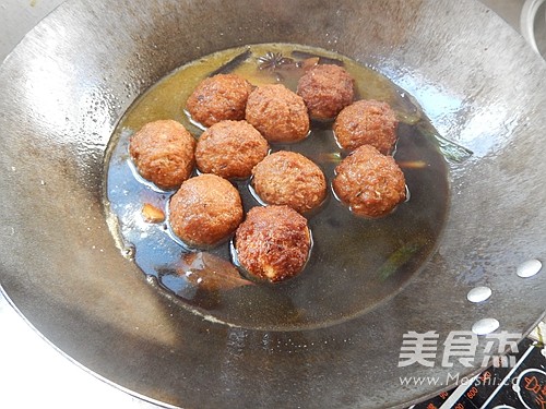 <a href=zt/hsszt target=_blank><u>红烧狮子头</u></a>的做法