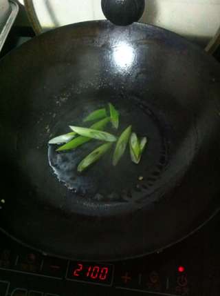 <a href=/shicai/shucai/QinCai/index.html target=_blank><u>芹菜</u></a>芽炒<a href=/shicai/shucai/SuanMiao/index.html target=_blank><u>蒜苗</u></a>