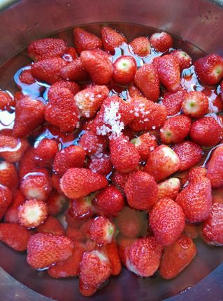 自制<a href=/shicai/guopin/CaoMei/index.html target=_blank><u>草莓</u></a>果酱