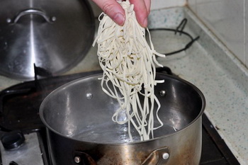 红烧<a href=/shicai/rouqin/PaiGu/index.html target=_blank><u>排骨</u></a>面步骤