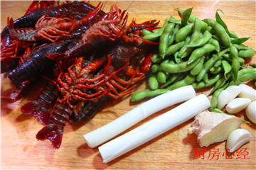 <a href=/shicai/shucai/MaoDou/index.html target=_blank><u>毛豆</u></a>清水小龙虾步骤1