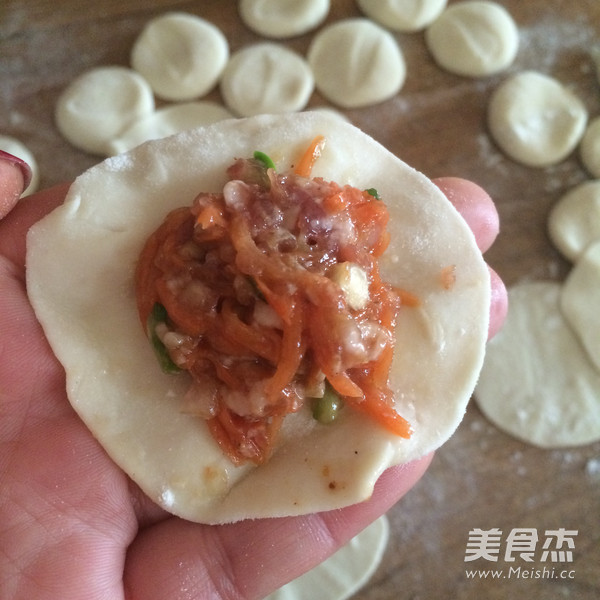 <a href=/shicai/shucai/HuLuoBo/index.html target=_blank><u>胡<a href=/shicai/shucai/LuoBo/index.html target=_blank><u>萝卜</u></a></u></a>水饺的做法