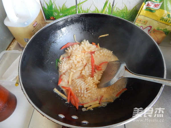 <a href=/shicai/shucai/JiuCai/index.html target=_blank><u>韭菜</u></a>炒<a href=/shicai/shuichanpin/YouYu/index.html target=_blank><u>鱿鱼</u></a>的做法