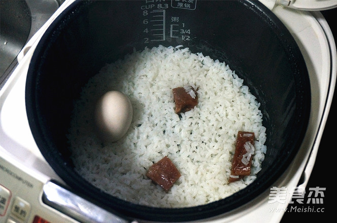 自制出油咸<a href=/shicai/rouqin/JiDan/index.html target=_blank><u>鸡蛋</u></a>的做法