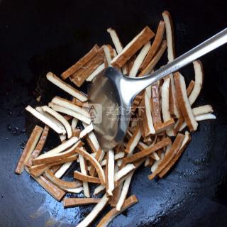 清炒<a href=/shicai/shucai/LuHao/index.html target=_blank><u>芦蒿</u></a>干子