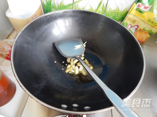 <a href=/shicai/shucai/QingJiao/index.html target=_blank><u>青椒</u></a>炒撒子的做法